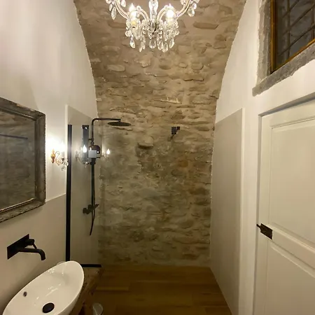 La Casa Medievale E *