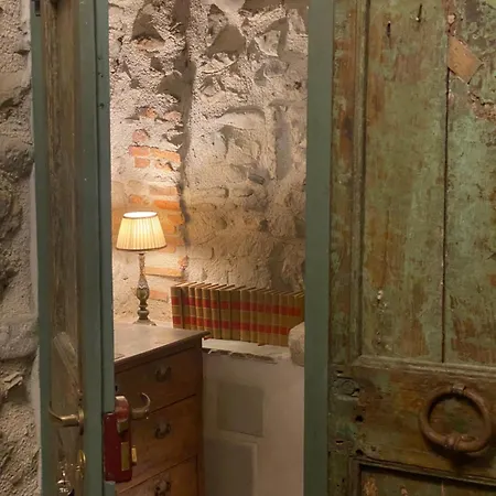 La Casa Medievale E *